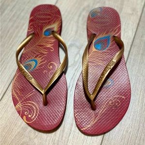 Size US9 Havaianas burgundy feather print. Slightly worn but great condition.